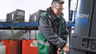 Fritz Gruppe använder numera modern Linde litiumjonteknik. Video om omställningen från blysyrateknik till modern Linde litiumjonteknik hos Fritz Gruppe