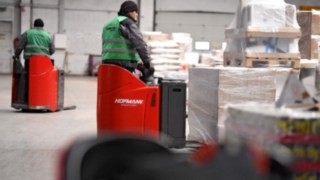 Hos Fritz Gruppe i Heilbronn arbetar totalt åtta T20 SP litiumjonlåglyftare. Två T20 SP låglyftare med litiumjonbatteri från Linde Material Handling hämtar gods.