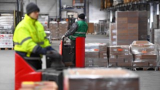 T20 SP låglyftarna med litiumjonbatteri från Linde Material Handling skapar ett positivt resultat hos Fritz Gruppe. Två T20 SP låglyftare med litiumjonbatteri från Linde Material Handling arbetar i lagret hos Fritz Gruppe.
