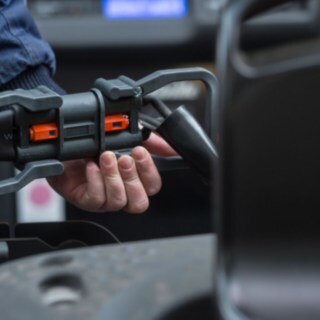 gusto_ag-order_picker-lithium_ion_plug-4028 gusto_ag-order_picker-lithium_ion_plug-4028