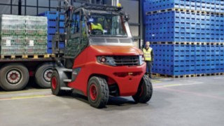 Assistanssystemet Linde Safety Guard står för säkerheten på Heineken Switzerland. Lindes truck E80 lastar en lastbil på Heineken