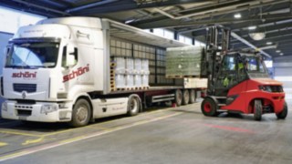 Heineken Switzerland AG använder motviktstruckar från Linde MH för sin interna logistik. Lindes truck lastar pallar med Heineken-öl i en lastbil