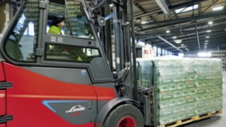 Eltruck E80 från Linde Material Handling transporterar en pall med Heineken-öl.