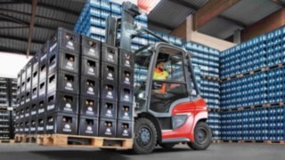 Utformningen hos chassit, hytten och masten ger obegränsad sikt över lasten och omgivningen. Dieseltrucken H35 från Linde Material Handling i arbete inom dryckesbranschen