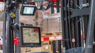 Linde MH:s lagerhanteringsprogram på skärmen i trucken.