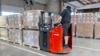 En lagerarbetare från K2 Systems betjänar en Linde D12 HP SP med dubbla lastplattformar