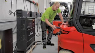 Thomas Lüssen laddar Linde Xi20 P.