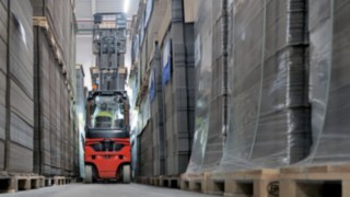 På Klingele används redan flera truckar från Linde. Linde Xi20 P i arbete mellan hyllor på Klingele.