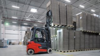 Linde Xi20 P är rätt maskin för utmaningarna på Klingele. Video av Linde Xi20 P i arbete på Klingele Paper & Packaging