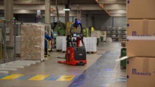 Automatisk truck från Linde vid lastning hos MASSILY. Automatisk truck från Linde vid lastning hos MASSILY.
