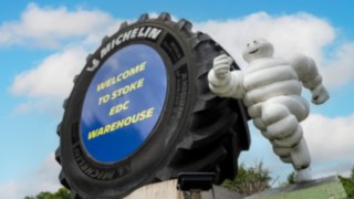 Michelingubben framför Michelin Tyre PLC:s fabrik i Stoke-on-Trent.