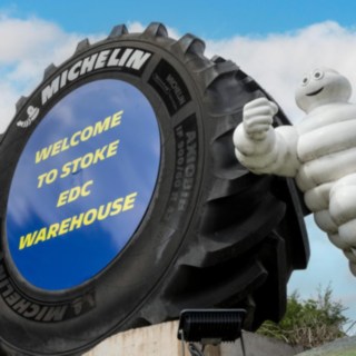 Michelingubben framför Michelin Tyre PLC:s fabrik i Stoke-on-Trent.