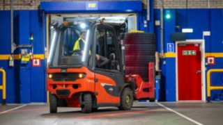 En anställd vid Michelin Tyre PLC backar en truck från Linde Material Handling.