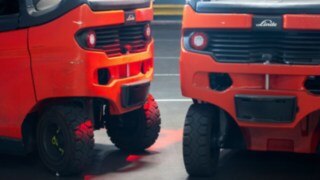 Linde Reverse Assist Radar baktill på två Linde E20-motviktstruckar.
