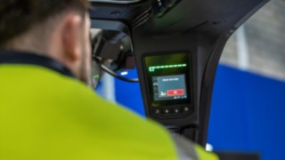 Skärmen i förarhytten visar ett varningsmeddelande från Linde Reverse Assist Radar.
