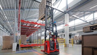Linde L-MATIC HD vid inlagring av varor på upp till 4 meters höjd