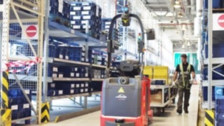 Det automatiserade logistiktåget P-MATIC från Linde Material Handling med geonavigeringsfunktion i arbete hos Opel-Wien GmbH