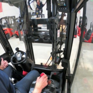 Den omarbetade förarhytten till nya H25 från Linde begeistrar Theo Egberts. Den rymliga hytten hos H25 från Linde Material Handling