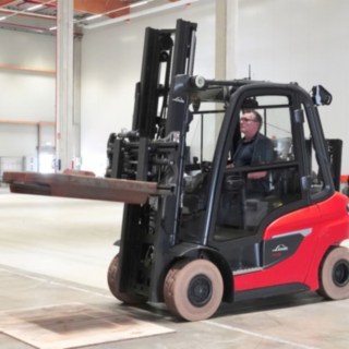 Theo Egbergs synar nya H25 med dieselmotor från Linde i sömmarna. Den nya dieseltrucken H25 från Linde Material Handling testas av Theo Egberts