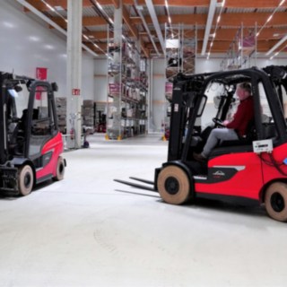 Den nya generationen motviktstruckar från Linde förenar förarkomfort, manövrering och prestanda. Den nya generationen motviktstruckar från Linde Material Handling