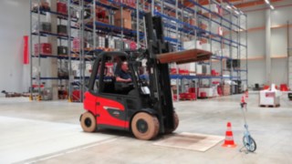 Nya elektriska motviktstrucken X25 erbjuder en hittills aldrig skådad produktivitet. Den nya elektriska motviktstrucken från Linde Material Handling i arbete