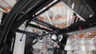 Glastaket i nya elektriska motviktstrucken X25 från Linde Material Handling skapar fri sikt runt om. Förarhytten i nya elektriska motviktstrucken X25 från Linde Material Handling