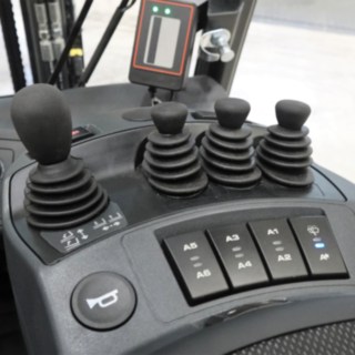 Arbetsplatsen i den nya motviktstrucken från Linde erbjuder hög förarkomfort vid maximal produktivitet. Arbetsplatsen i nya eldrivna trucken X25 från Linde Material Handling