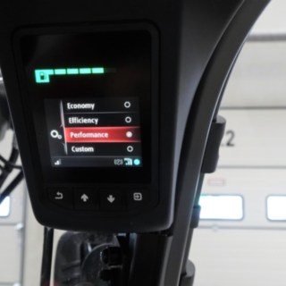 Med färgskärmen ser föraren i den eldrivna trucken X25 överskådligt all viktig information. Färgskärmen i nya elektriska motviktstrucken X25 från Linde Material Handling