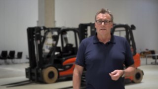 Theo Egberts har synat den nya dieseltrucken H25 och den eldrivna trucken X25 från Linde i sömmarna. Video om prestandatestet för truckarna H25 och X25 från Linde Material Handling av Theo Egberts