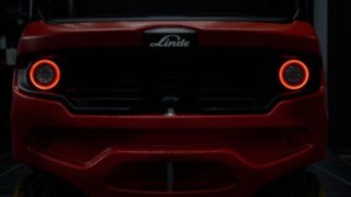 En motviktstruck med baklampor.