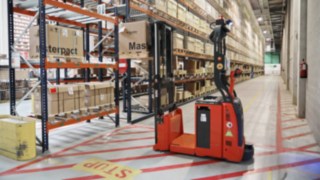 Den automatiska ledstaplaren L-MATIC AC från Linde Material Handling i arbete hos Schneider Electric