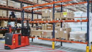 Schneider Electric i Spanien använder sig av två autonoma L-MATIC AC-ledstaplare från Linde Material Handling.