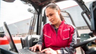 Trådlös överföring av truckdata optimerar serviceprocesserna. Servicetekniker utför feldiagnostik med en laptop.