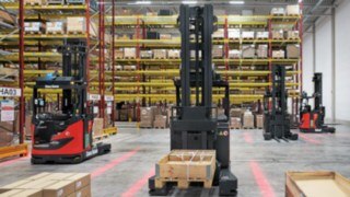 R-MATIC från Linde MH väntar framför hyllan på nästa körorder