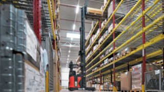 Linde R-MATIC lagrar en pall i ett höglagerställ.