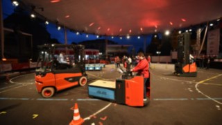 Linde använder sina kommunikativa möjligheter för att lyfta fram viktiga branschteman. Truckar från Linde Material Handling deltar i StaplerCup.