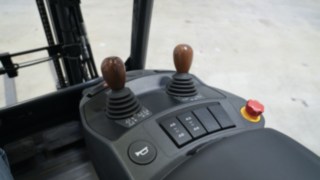 Reglagen är optimerade enligt högsta ergonomiska standarder. Reglagen i Xi-modellerna från Linde i detalj.