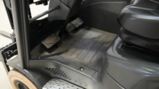 Fotutrymmet i Xi-modellerna från Linde är mycket bekvämt. Fotutrymmet i Xi-modellerna från Linde i detalj.