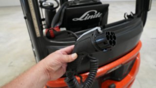 Ladda Lindes Xi-modeller med vanliga laddare från Linde eller med en integrerad On-Board-laddare. Laddningstekniken i Xi-modellerna från Linde i detalj.