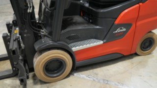 Eftersom batteritråget är borta har Xi-modellerna från Linde betydligt mer fotutrymme. Steget på Xi-modellerna i detaljs.