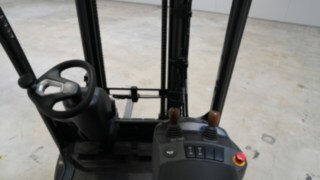 Xi-modellerna från Linde Material Handling har utmärkt sikt. Vyn från hytten på en Xi-modell från Linde Material Handling.