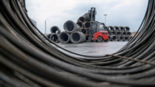 Linde X50 tar laster upp till 5 ton, tyst, dynamiskt och utsläppsfritt. Linde X50 tar laster upp till 5 ton, tyst, dynamiskt och utsläppsfritt.