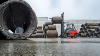 Den elektriska motviktstrucken X50 staplar spolar hos WDI i Hamm. Den elektriska motviktstrucken X50 staplar spolar hos WDI i Hamm.