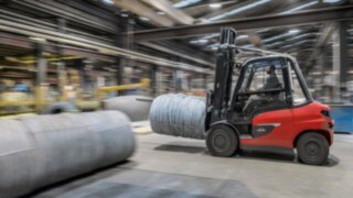 Den elektriska motviktstrucken X50 från Linde Material Handling hos WDI i Hamm. Den elektriska motviktstrucken X50 från Linde Material Handling hos WDI i Hamm.
