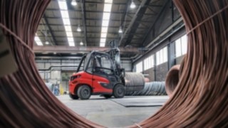 X50 på den fyra veckor långa provperioden hos WDI i Hamm. X50 transporterar utan problem flera ton tunga spolar hos WDI i Hamm.