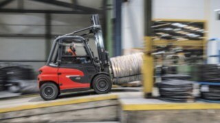 Westfälische Drahtindustrie testar den eldrivna trucken Linde X50 för tunga laster. Westfälische Drahtindustrie testar den eldrivna trucken Linde X50 för tunga laster.