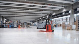 Två L-MATIC från Linde Material Handling i ebm-papsts lager i Mulfingen. Två L-MATIC från Linde Material Handling i ebm-papsts lager i Mulfingen.