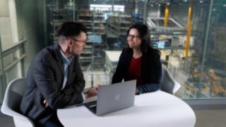 Linde MH-medarbetare rådgör med kund