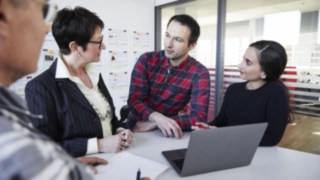 Kollegor i arbete tillsammans Kollegor i arbete tillsammans