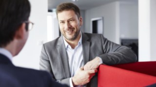 Lindemedarbetare i diskussion med kollegor Lindemedarbetare i diskussion med kollegor
